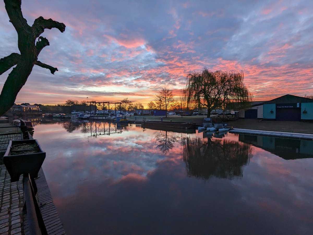 Psi50's tweet image. Dawn over the Great Ouse #Ely