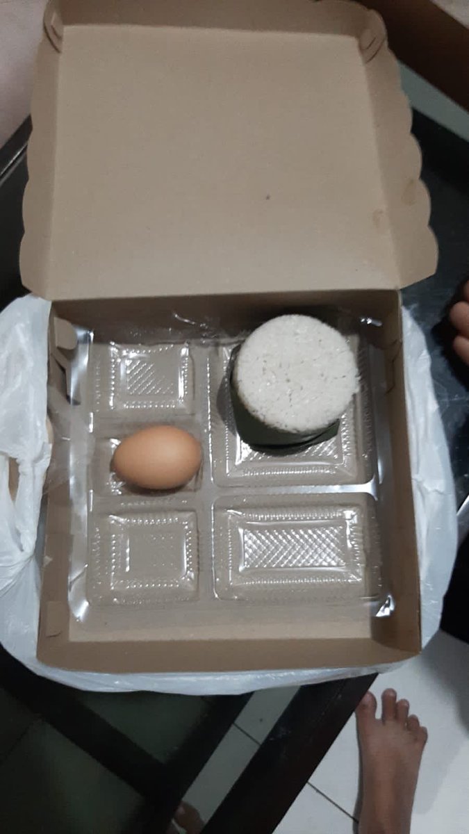 FFOODFESS's tweet photo. dapet nasi kotak dari tahlilan tp ternyata isinya gini, sepertinya kotakku kelewatan waktu pembagian lauk2nya😭 fess https://t.co/3JwXFcQ1ib