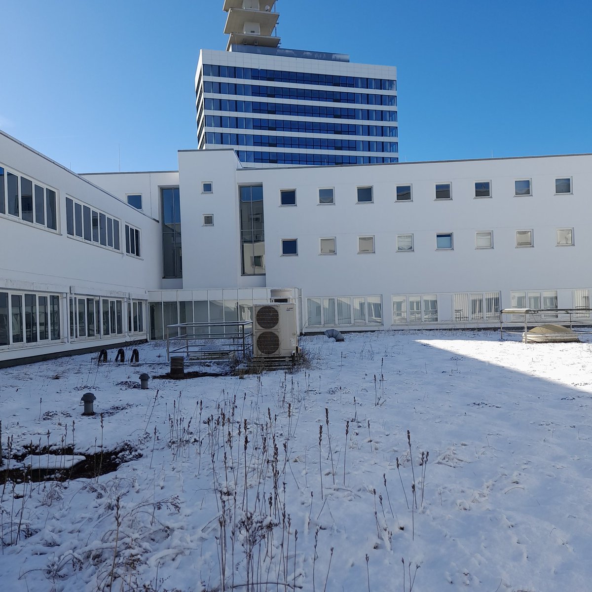 Stb_Bielefeld's tweet photo. Zeit, auch mal wieder das #SamsDach zu zeigen: mit Schnee und blauem Himmel voller Glitzer und Glamour heute früh https://t.co/cKFG5EQvwn