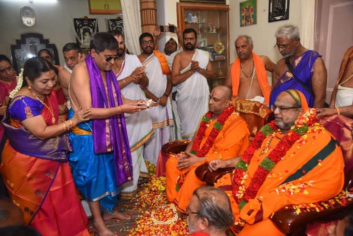 HHManjunatha's tweet photo. ತಮ್ಮ ನಿವಾಸಕ್ಕೆಆಗಮಿಸಿದ ಮಂತ್ರಾಲಯದ ಪರಮ ಪೂಜ್ಯ ಶ್ರೀ ಸುಬುಧೇಂದ್ರ ತೀರ್ಥರು ಹಾಗೂ ಮತ್ತೂರಿನ  ಪೂಜ್ಯರ ಪಾದಪೂಜೆ ನೆರವೇರಿಸಿ ಆಶೀರ್ವಾದ ಪಡೆದ ಶಿವಮೊಗ್ಗದ ನಿಕಟಪೂರ್ವ ಶಾಸಕರು #ಕೆಬಿ_ಪ್ರಸನ್ನಕುಮಾರ್ ಮತ್ತು ಅವರ ಧರ್ಮಪತ್ನಿ ಶ್ರೀಮತಿ #ಗೀತಾಂಜಲಿ ಪ್ರಸನ್ನಕುಮಾರ್ . https://t.co/dFDeCLQ3Qy