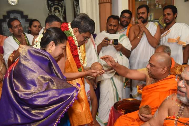 HHManjunatha's tweet photo. ತಮ್ಮ ನಿವಾಸಕ್ಕೆಆಗಮಿಸಿದ ಮಂತ್ರಾಲಯದ ಪರಮ ಪೂಜ್ಯ ಶ್ರೀ ಸುಬುಧೇಂದ್ರ ತೀರ್ಥರು ಹಾಗೂ ಮತ್ತೂರಿನ  ಪೂಜ್ಯರ ಪಾದಪೂಜೆ ನೆರವೇರಿಸಿ ಆಶೀರ್ವಾದ ಪಡೆದ ಶಿವಮೊಗ್ಗದ ನಿಕಟಪೂರ್ವ ಶಾಸಕರು #ಕೆಬಿ_ಪ್ರಸನ್ನಕುಮಾರ್ ಮತ್ತು ಅವರ ಧರ್ಮಪತ್ನಿ ಶ್ರೀಮತಿ #ಗೀತಾಂಜಲಿ ಪ್ರಸನ್ನಕುಮಾರ್ . https://t.co/dFDeCLQ3Qy