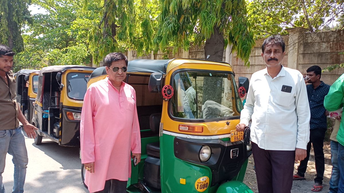 HHManjunatha's tweet photo. ಶಿವಮೊಗ್ಗದಲ್ಲಿ ಆಟೋಗಳಿಗೆ #ಕಾಂಗ್ರೆಸ್_ಗ್ಯಾರಂಟಿ ಮಾಹಿತಿ ಇರುವ ಟಾಪ್ ಗಳನ್ನು ನಿಕಟಪೂರ್ವ ಶಾಸಕರಾದ ಶ್ರೀ #ಕೆಬಿ_ಪ್ರಸನ್ನಕುಮಾರ್ ಮತ್ತು ಬ್ಲಾಕ್ ಅಧ್ಯಕ್ಷರಾದ ಶ್ರೀ #ದೀಪಕ್_ಸಿಂಗ್ ನೇತೃತ್ವದಲ್ಲಿ ಹೊಡೆಸಲಾಯಿತು. https://t.co/NGU4XA7a4a