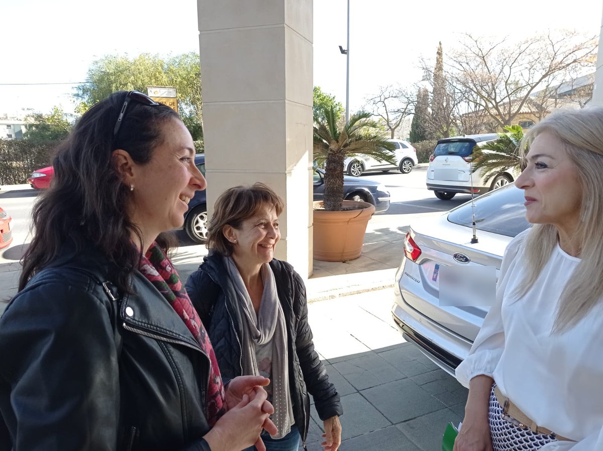 SOSMonitor's tweet photo. 💪💜Esta mañana en #Antequera, encuentro de #MonitorasEnLucha con @Patricia_Pozo_:
Le pedimos que el miércoles @EducaAnd y @_P_Q_R_ se comprometan POR ESCRITO a que las 389 monitoras restantes pasen a #JornadaCompleta en el #PresupuestoAND24
Nos dice que "hará todo lo posible" https://t.co/fzyjc7HACA
