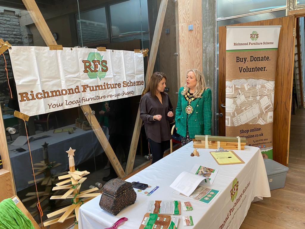 RichmondScheme's tweet photo. One of our trustees having a good chat with the @LBRUTMayor.

@KewEcoFair at St Luke’s Church, Kew. https://t.co/MllIuxGis0