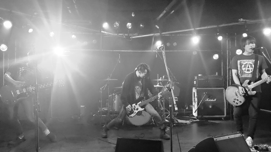 marukko_club's tweet photo. →インタビューのほか過去のフライヤーやメンバーそれぞれの機材など楽しめるページがカラフルな写真とともにボリューム満載なので、みなさんぜひ手に取ってみてください!#ドンカネ #DONKARNAGE #DISRUFF https://t.co/NZ2BjiivfY