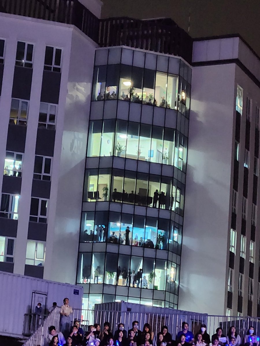 _Hyukjaee's tweet photo. SS9 in Vietnam

Hyukjae: if you feel sick/tired, you can go to the hospital and continue watching the show from there! 😭😂

Staff/patients were watching the super show for free from the hospital windows next by! 💀🥺 https://t.co/NmJ5Br4754