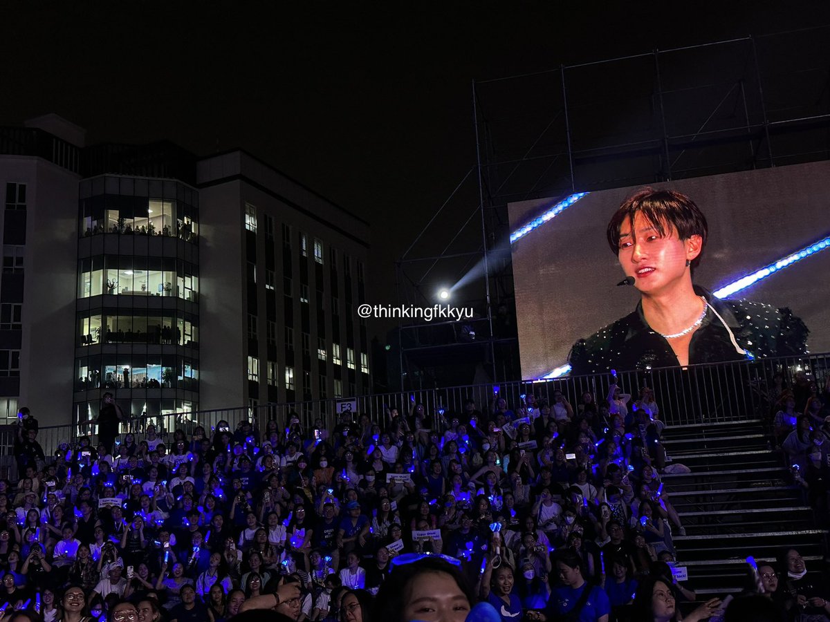 _Hyukjaee's tweet photo. SS9 in Vietnam

Hyukjae: if you feel sick/tired, you can go to the hospital and continue watching the show from there! 😭😂

Staff/patients were watching the super show for free from the hospital windows next by! 💀🥺 https://t.co/NmJ5Br4754