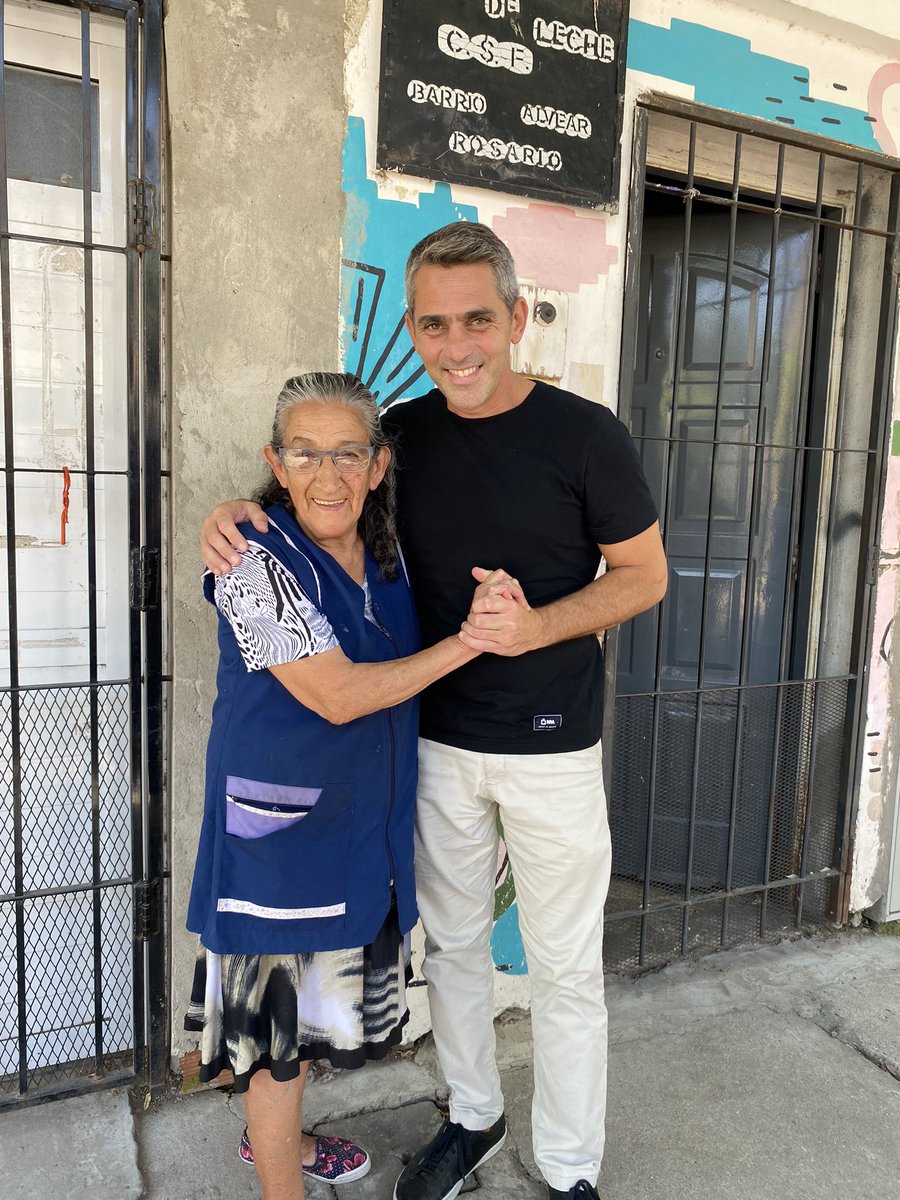juanjosaleme's tweet photo. Jornada de trabajo en Rosario:
Arrancamos junto a @picardimarcelo en Barrio Alvear con la abuela Marina, hace 32 años que sostiene el Centro Comunitario Sagrada Familia, un ejemplo de lucha y esfuerzo por los demás. Escucharla nos llenó de fuerzas y compromiso. https://t.co/AsA379yo3T