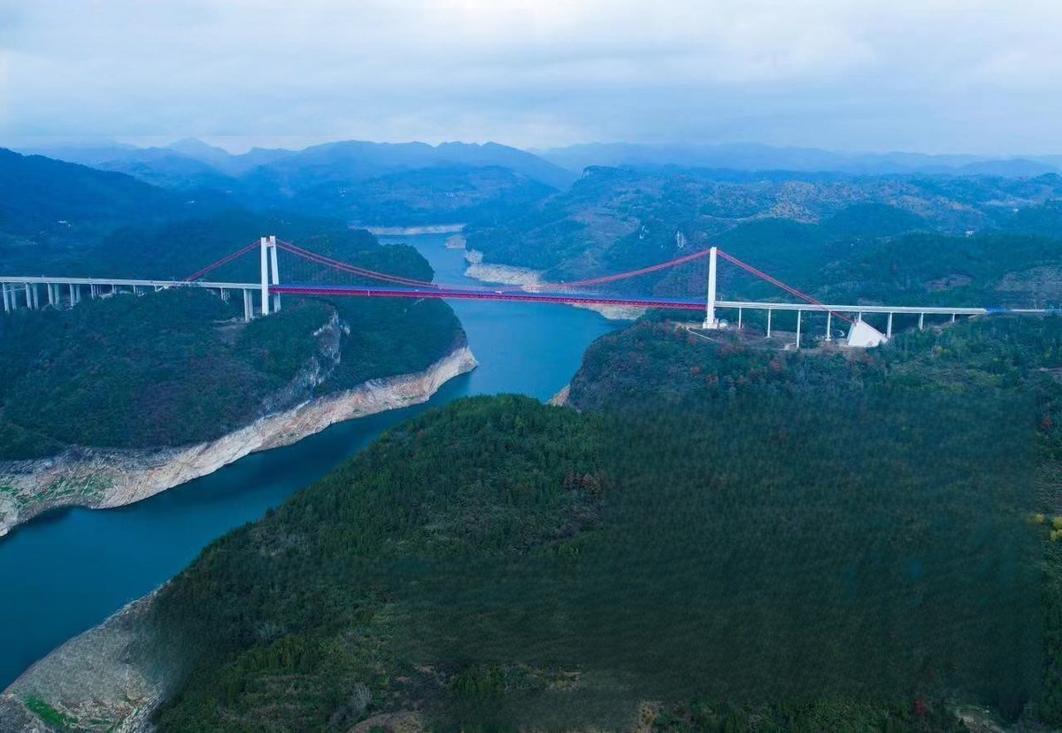 VivirenGuizhou's tweet photo. 【Danza del "Dragón Volador" en Feilonghu💕】El Puente #Feilonghu #Wujiang de la autopista #Zunyi-#Yuqing tiene 2.042,5 metros de largo, con un tramo principal de 680 metros y una altura de plataforma de #puente de 301 metros.🥰🥰
📷 by Eyesnews
#Guizhou #China #unpuentealdía https://t.co/h9kzQrSF17