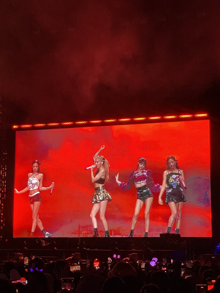 sovv27's tweet photo. terlalu keren #BORNPINKinJAKARTA 🖤💗 https://t.co/jNcuXqCkBJ
