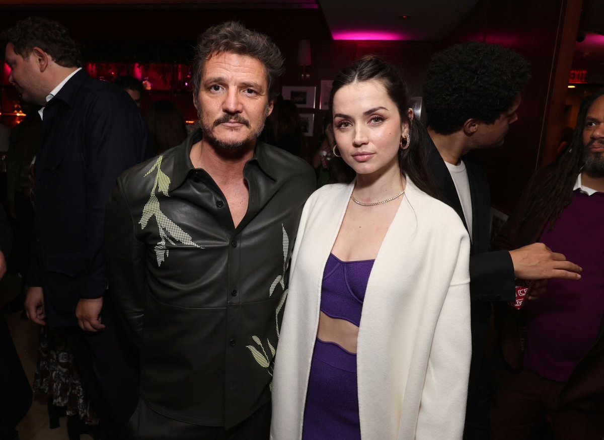 MI GENTE LATINO! ✨💃🏻🫶🏻 — Ana de Armas e Pedro Pascal em uma festa pré Oscar ontem, 10, em Los Angeles.