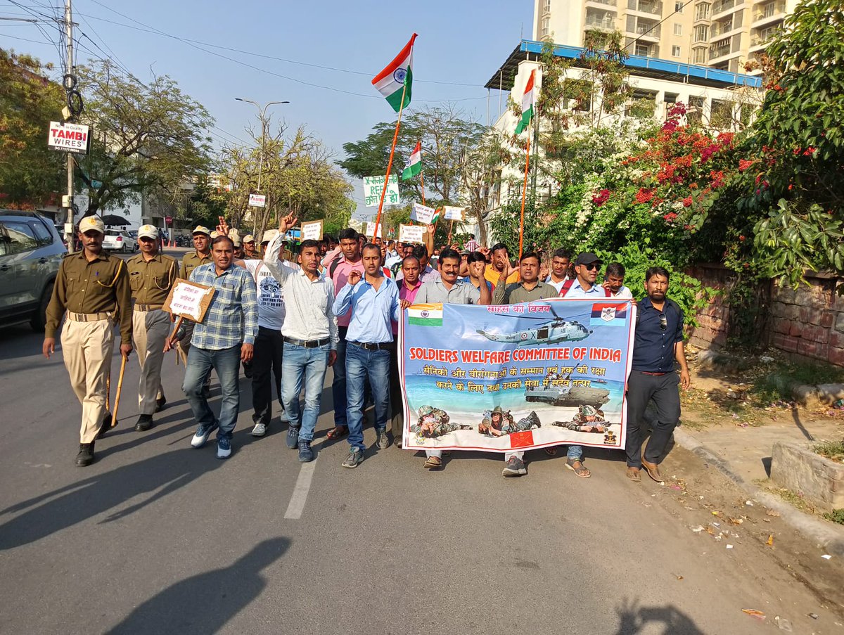 Rajendr06729380's tweet photo. यह वीरों की भूमि राजस्थान का दुर्भाग्य है कि सैनिकों को सड़कों पर आना पड़ रहा है। राजस्थान सरकार को उनकी मांगे पूरी करनी चाहिए। https://t.co/UvAr9gSaJZ