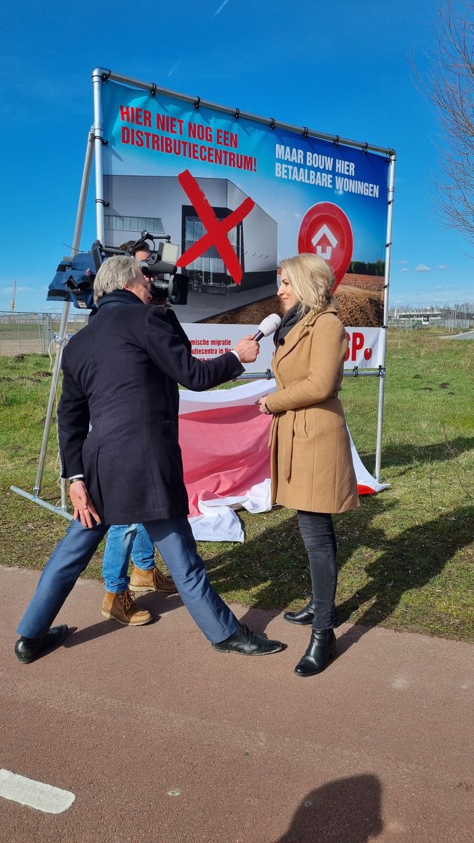 Michiel Breedveld (@mbreedveld) on Twitter photo Socialistisch protest van <a href="/MarijnissenL/">Lilian Marijnissen</a> bij distributiecentrum in Venlo tegen uitbuiting en grootkapitaal Socialistisch protest van <a href="/MarijnissenL/">Lilian Marijnissen</a> bij distributiecentrum in Venlo tegen uitbuiting en grootkapitaal