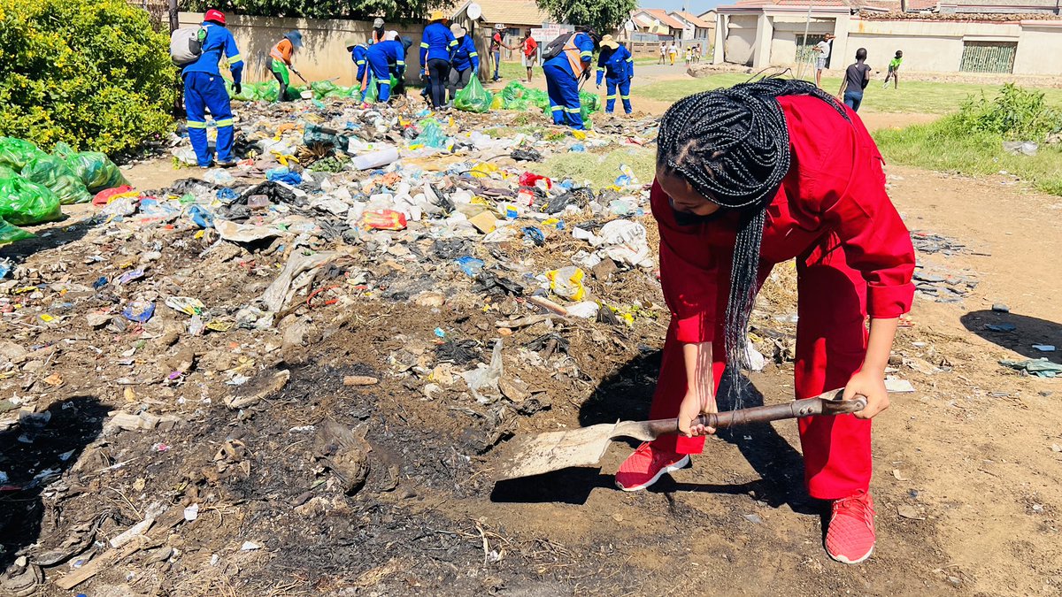 CoE_Speaker's tweet photo. Today, the Speaker of Council in the City of Ekurhuleni, Cllr. @NthabisengTshiv  headed up a cleanup campaign in the Spoornet area in Ward 30, Wattville. https://t.co/4zM0iQrSAM