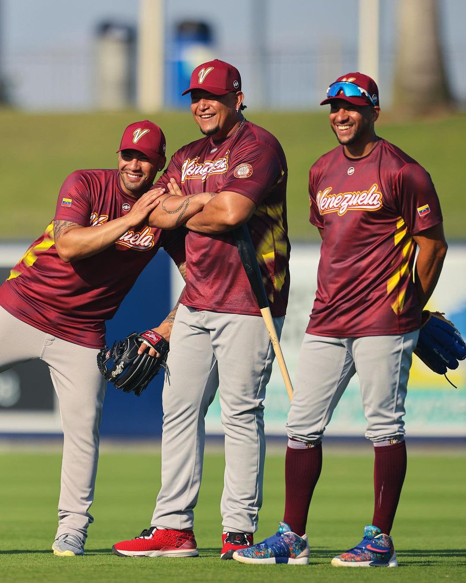 Meridianoonline's tweet photo. ¡LLEGÓ EL DÍA! 😍 Y nosotros estamos tan felices como Gleyber, Miguel y David ❤️ .

Hoy Venezuela debuta en el #WorldBaseballClassic 🇻🇪. 

📸: @MLBVenezuela https://t.co/0Y5JpG8py0