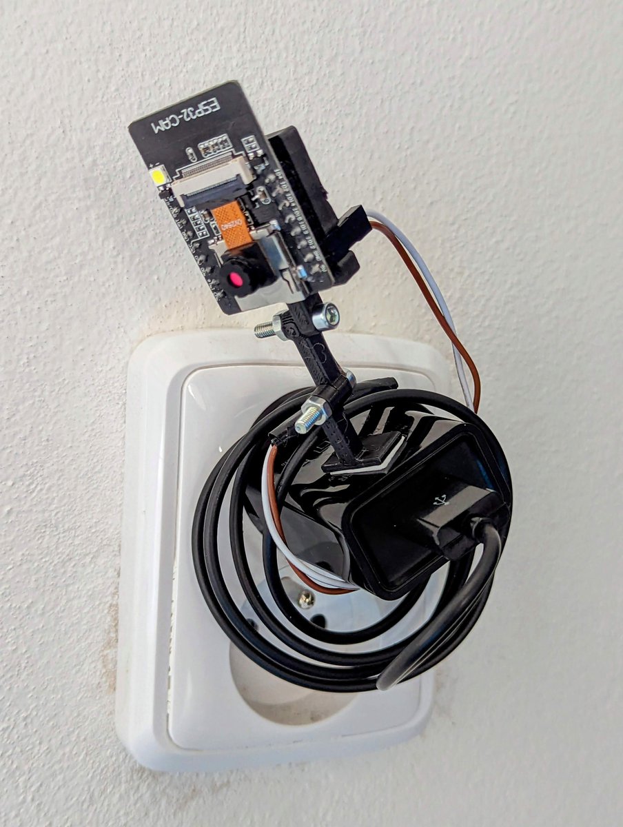 Pitlik's tweet image. Zena @Fi1618: "Stve me, ze musim furt chodit nahoru kontrolovat kolik casu zbyva pracce. :(" Ja: "Hold my #ESP32CAM!" (Jeste bude potreba vylepsit wire management.)