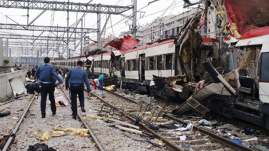 11 mars 2004 : Attentats terroristes à Madrid.

Plusieurs bombes explosent presque simultanément dans des trains et des gares madrilènes en pleine heure de pointe.

192 personnes sont tuées et 1 858 blessées.