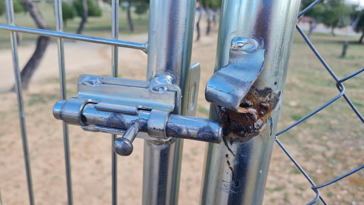 dablaca's tweet photo. Si le viene mal una puerta que cierre bien, acuda a TEMINSA @Teminsa.
Si desea un ayuntamiento que no hace ni caso a las observaciones de sus ciudadanos, entonces venga a vivir a Paracuellos de Jarama @AytoParacuellos 
Razón: parque de perros en el mirador de Paracuellos. https://t.co/uLAJcugG8j