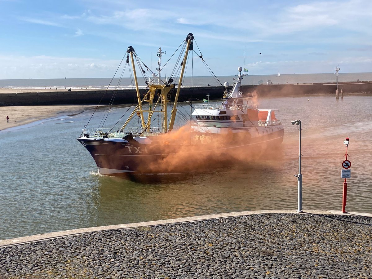 EMKvissers's tweet photo. Meer vissers bij demonstratie in Den Haag dan verwacht. Hier arriveert de Urker visser Jurie Post met vrouw en zes zonen in de haven van Scheveningen om zich aan te sluiten bij het protest. https://t.co/tLNChYhvVS