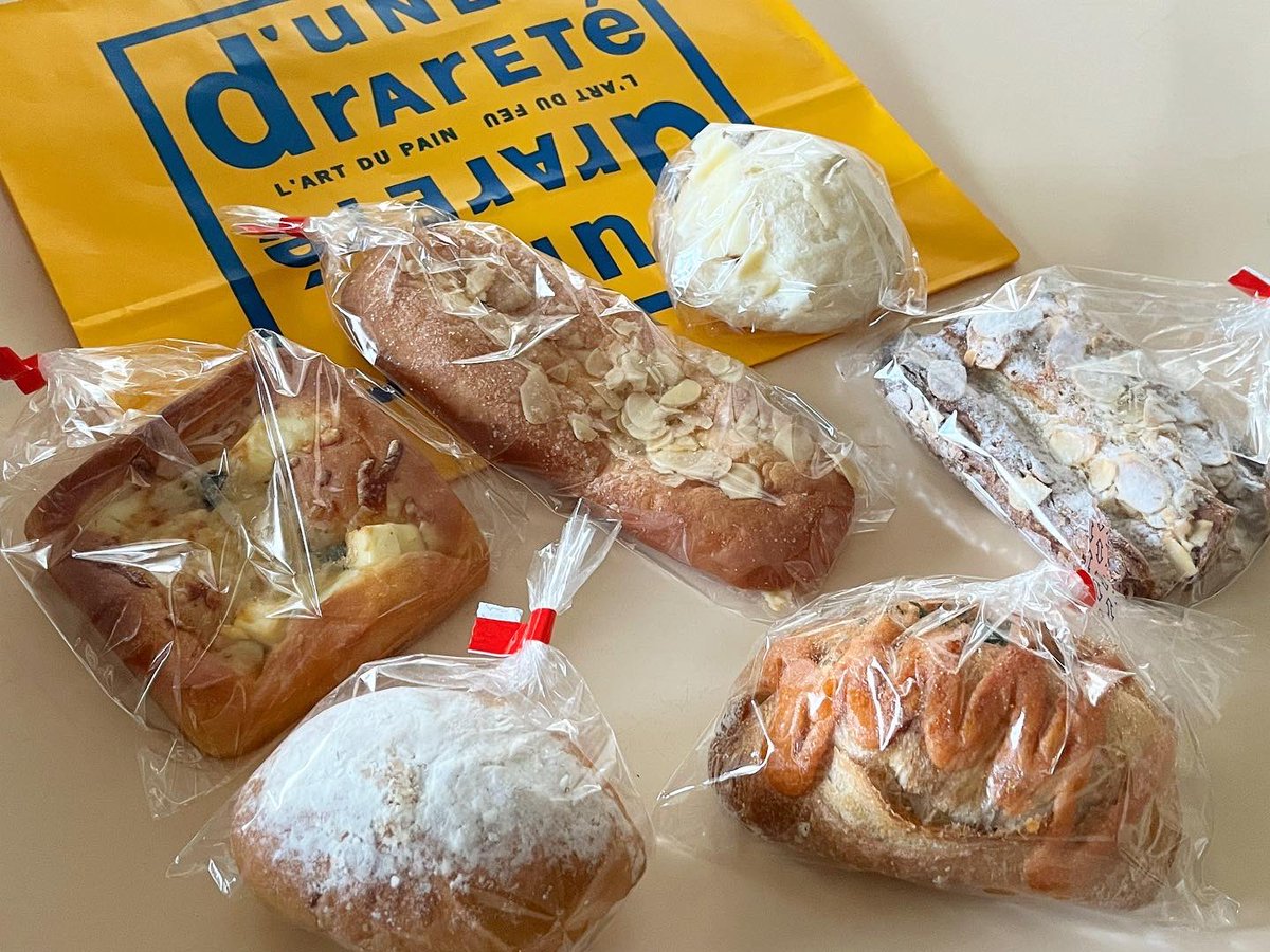 motannymo's tweet photo. 青山に行ったので、大好きな"デュヌ・ラルテ"でパンをお持ち帰り🥐
美味しそうなものばかりだから全種類制覇したくなるけど、美味しかったパンをリピートしたりもするので、なかなか制覇できない🤣
地道に制覇するのも楽しみのひとつ❤️
#dunerarete https://t.co/YEY2iXXPCz