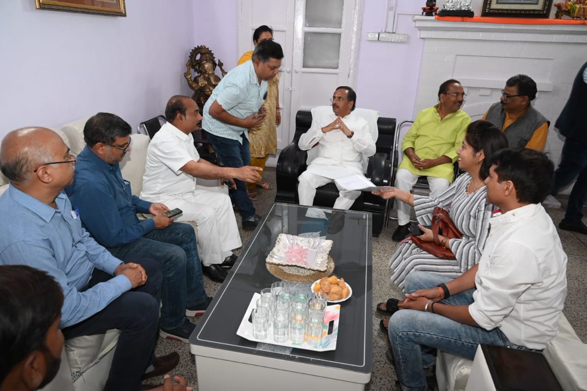 drdineshbjp's tweet photo. लखनऊ स्थित आवास पर जनता दर्शन, मा. जनप्रतिनिधियों, पार्टी कार्यकर्ताओं एवं विभिन्न सामाजिक संगठनों के प्रतिनिधियों से भेंट की।

@narendramodi @JPNadda @AmitShah @blsanthosh @myogiadityanath @idharampalsingh @BJP4India @BJP4UP

#जनता_दर्शन #भाजपा #NarendraModiji https://t.co/fTjNKhVuYD
