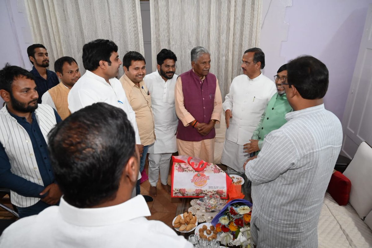 drdineshbjp's tweet photo. लखनऊ स्थित आवास पर जनता दर्शन, मा. जनप्रतिनिधियों, पार्टी कार्यकर्ताओं एवं विभिन्न सामाजिक संगठनों के प्रतिनिधियों से भेंट की।

@narendramodi @JPNadda @AmitShah @blsanthosh @myogiadityanath @idharampalsingh @BJP4India @BJP4UP

#जनता_दर्शन #भाजपा #NarendraModiji https://t.co/fTjNKhVuYD