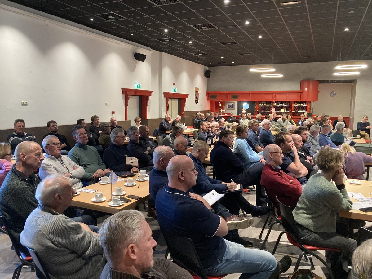 Een volle zaal bij de ALV in Woudsend. Het is duidelijk, we hebben weer zin in #SKS23