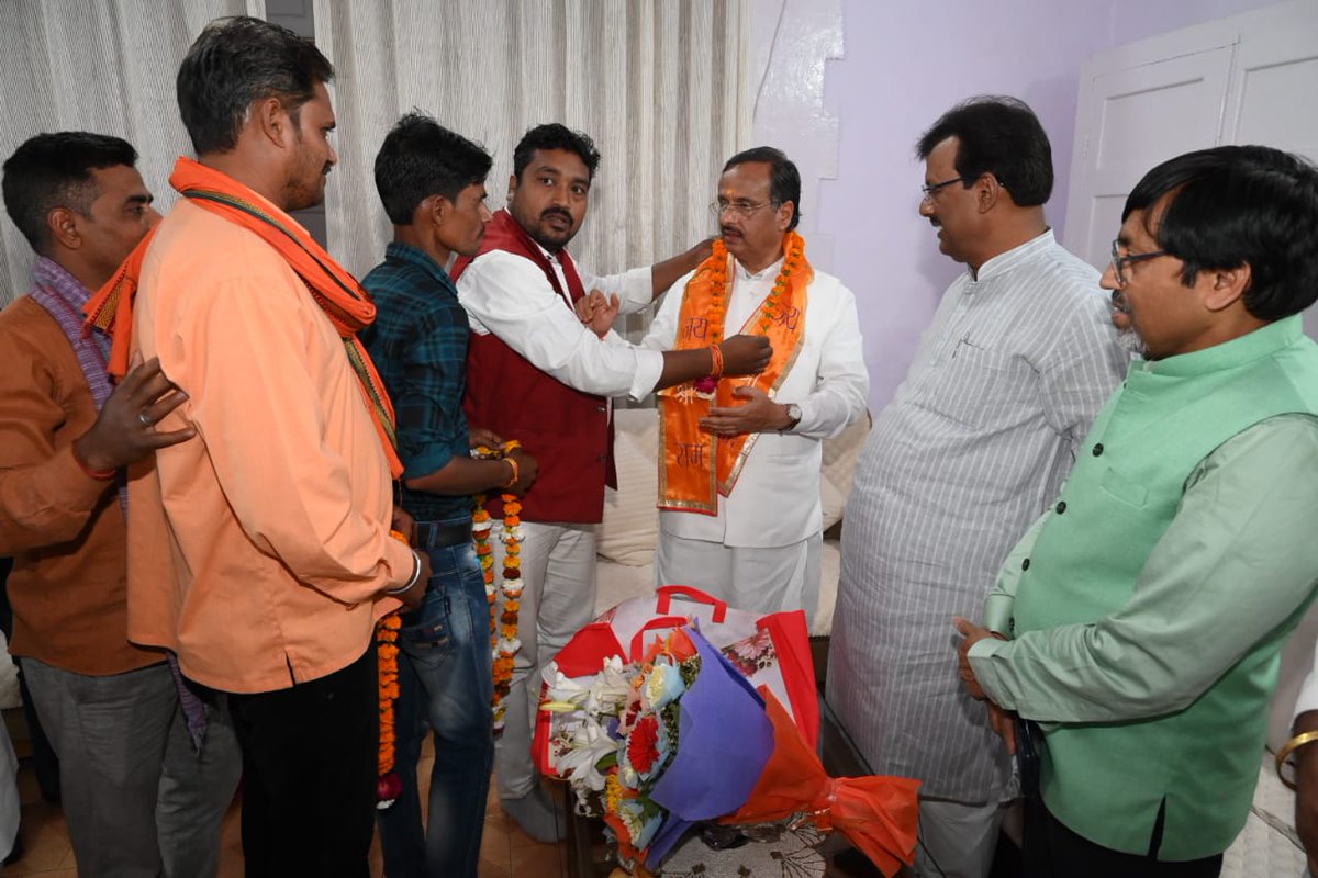 drdineshbjp's tweet photo. लखनऊ स्थित आवास पर जनता दर्शन, मा. जनप्रतिनिधियों, पार्टी कार्यकर्ताओं एवं विभिन्न सामाजिक संगठनों के प्रतिनिधियों से भेंट की।

@narendramodi @JPNadda @AmitShah @blsanthosh @myogiadityanath @idharampalsingh @BJP4India @BJP4UP

#जनता_दर्शन #भाजपा #NarendraModiji https://t.co/fTjNKhVuYD