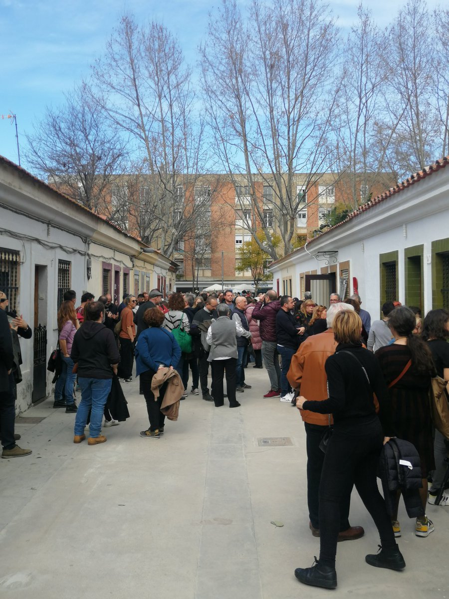 Emaciasro's tweet photo. Inaguració Museo #CasesBarates memòria de la solidaritat veïnal i de les lluites de la gent obrera, per #Habitatge #Digne
#BonPastor és #Barri és #Barcelona
passat i futur
Avui emocions i #Orgull a la Plaça VilaBesos
@ccoocatalunya
@bcn_ajuntament
@museobaranoa https://t.co/J9Ah4GFqHo