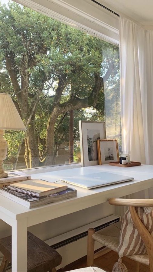 AlersaSed's tweet photo. sunlit work space ☀️ https://t.co/XkPJlpE5oX