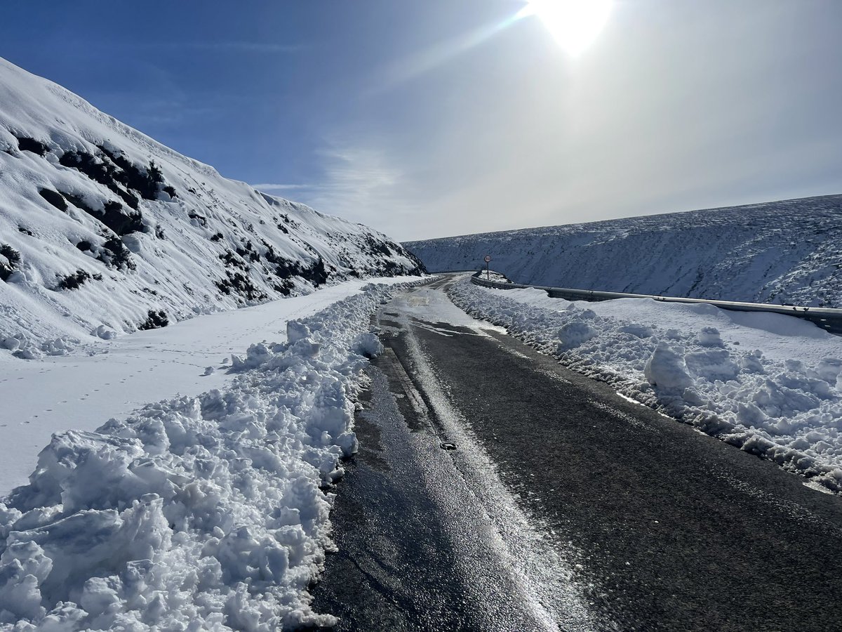 Faction_cc's tweet image. Deep snow made accessing Jacob’s Ladder from Hayfield a losing battle this morning. Sheet ice on Kinder cobbles and deep icy snow made shooting cabins DH very hard going. Headed to Snake Pass, definite highlight. @KoftheP