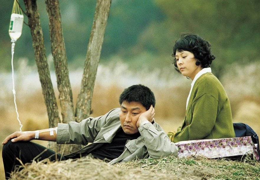 Как я люблю посмотреть хорошее кино. 'Воспоминания об убийстве' действо происходит в Корее 86 года, ой какая там картинка 😏😋, хочется мне реальности и детективчика. А еще Сон Кан-хо, он прелесть.