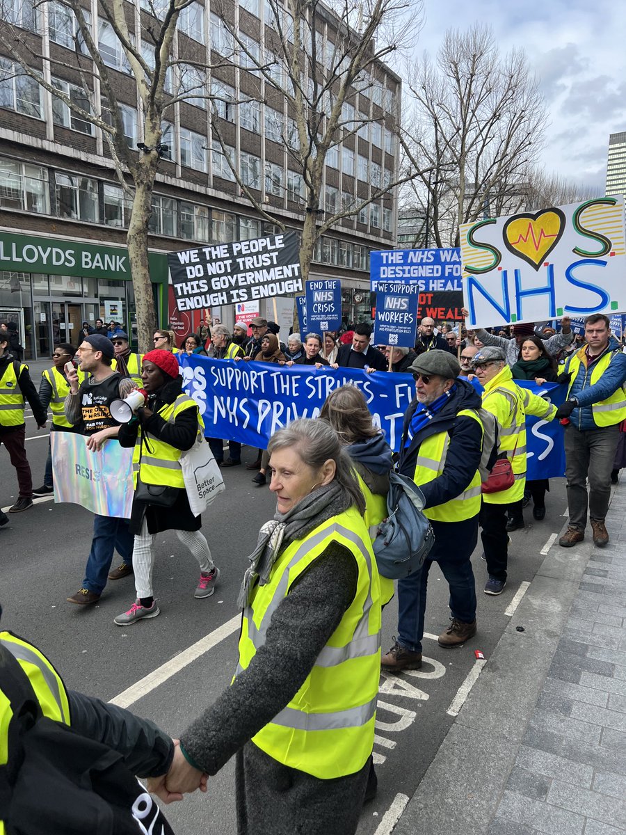 Frankie_Mack's tweet photo. “All we want is fair pay” They sing. #NHS #NHSMarch #NHSStrikes #London https://t.co/Q8umXjA4B7