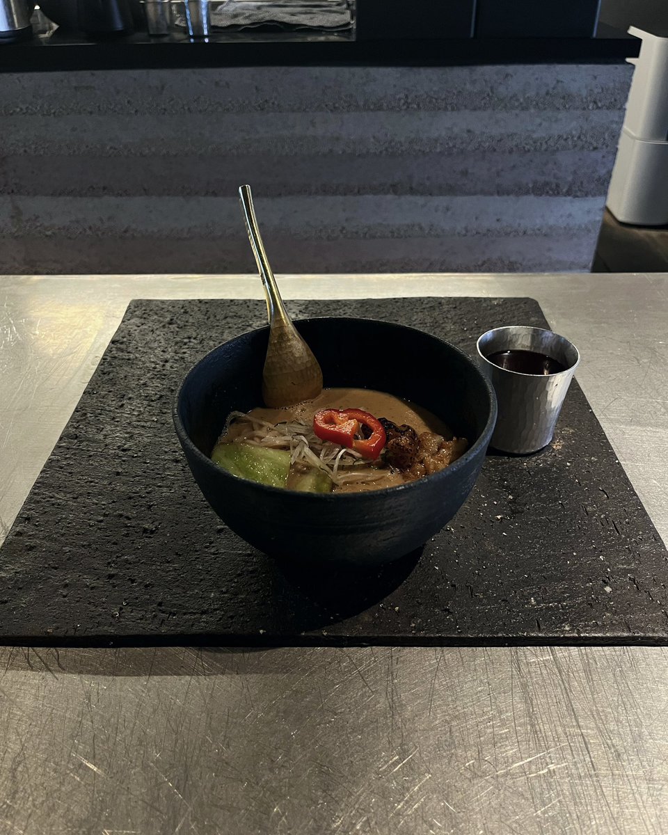 ___13__17's tweet photo. 【すがり】
看板もなく古民家の中にひっそりとあるラーメン屋さん
モダンな店内にこってりモツラーメン全てがドツボでしたみんな好きだと思う、是非迷いながら行ってみて https://t.co/UYB2ZP79P5
