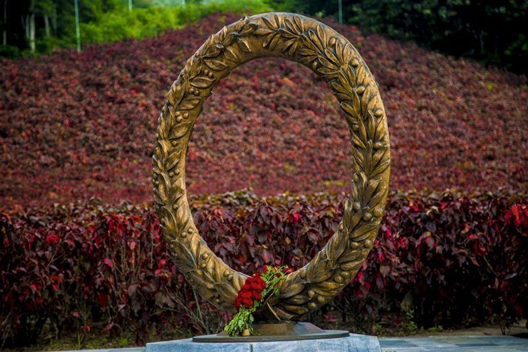 Conmemoramos los 65 años de la creación del II Frente Oriental "Frank País", junto a su fundador y líder, el General de Ejército Raúl Castro Ruz.

En ceremonia solemne, rendimos homenaje a los mártires de ese bastión de rebeldía de la lucha guerrillera.

#SiempreDeVerdeOlivo