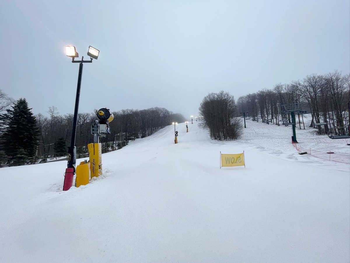 Good morning friends! We have snow! ❄️ And the lifts are running today from 9am-9pm and tomorrow 9am-7pm! 

We’ll see you out there!! ⛷️🏂
