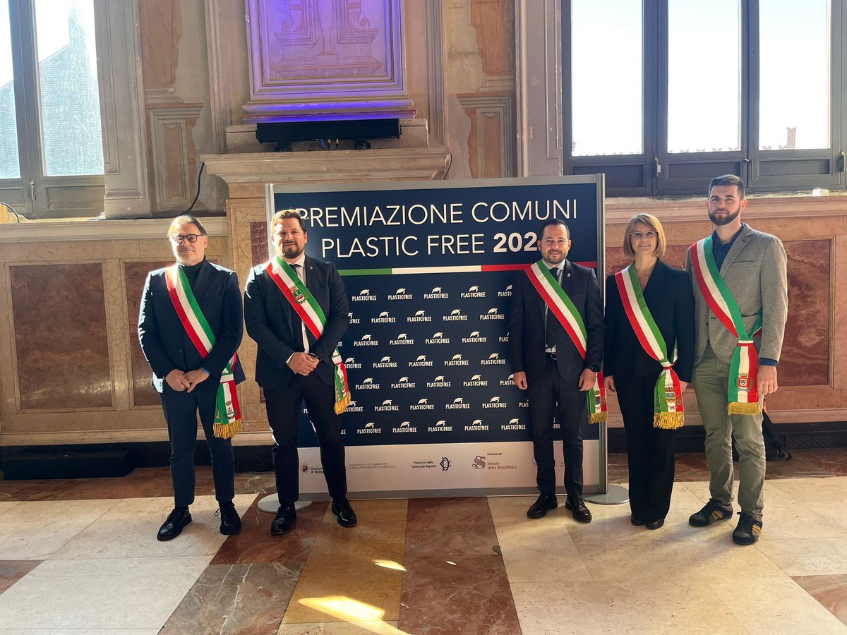CMVenezia's tweet photo. A Bologna 5 comuni della @CMVenezia Caorle, Marcon, Eraclea, Jesolo e Mira sono stati premiati nell’ambito del progetto "COMUNI PLASTIC FREE 2023" . @LuigiBrugnaro “Un risultato che conferma la bontà dell’impegno profuso per migliorare la sostenibilità e il rispetto ambientale” https://t.co/cON8h3Wvdd
