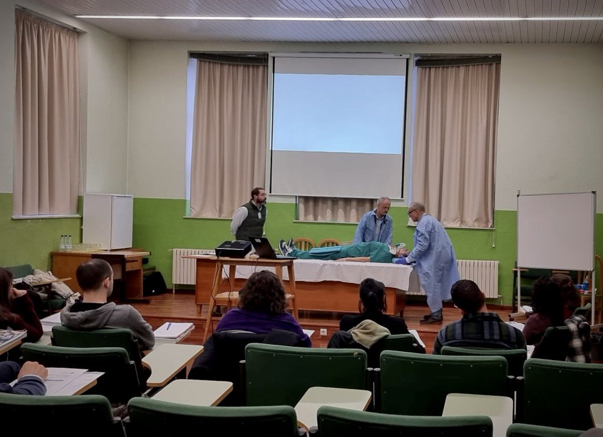 Curro_Blanco's tweet photo. Hoy hemos completado el “492 Curso ATLS” del @AmCollSurgeons y la @aecirujanos en la sede de #Salamanca en el que hemos formado a otros 16 especialistas en el manejo del paciente Politraumatizado 

#Formacion #Politrauma #ABC #SoMe4Trauma #HUSA #Sacyl https://t.co/evwY3ywyv8