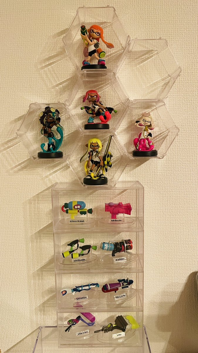 0203_masato's tweet photo. スプラトゥーンのamiiboと武器コレクションを100均のセリアで飾ってみました！

①スプラトゥーン　amiibo
↓セリア　ディスプレイスタンド 六角型
https://t.co/RuHAsHbAU0

②スプラトゥーン　武器コレクション
↓セリア　横開きディスプレイケース ワイド
https://t.co/6kpsoOnyKT https://t.co/dyx0iJ2CAu