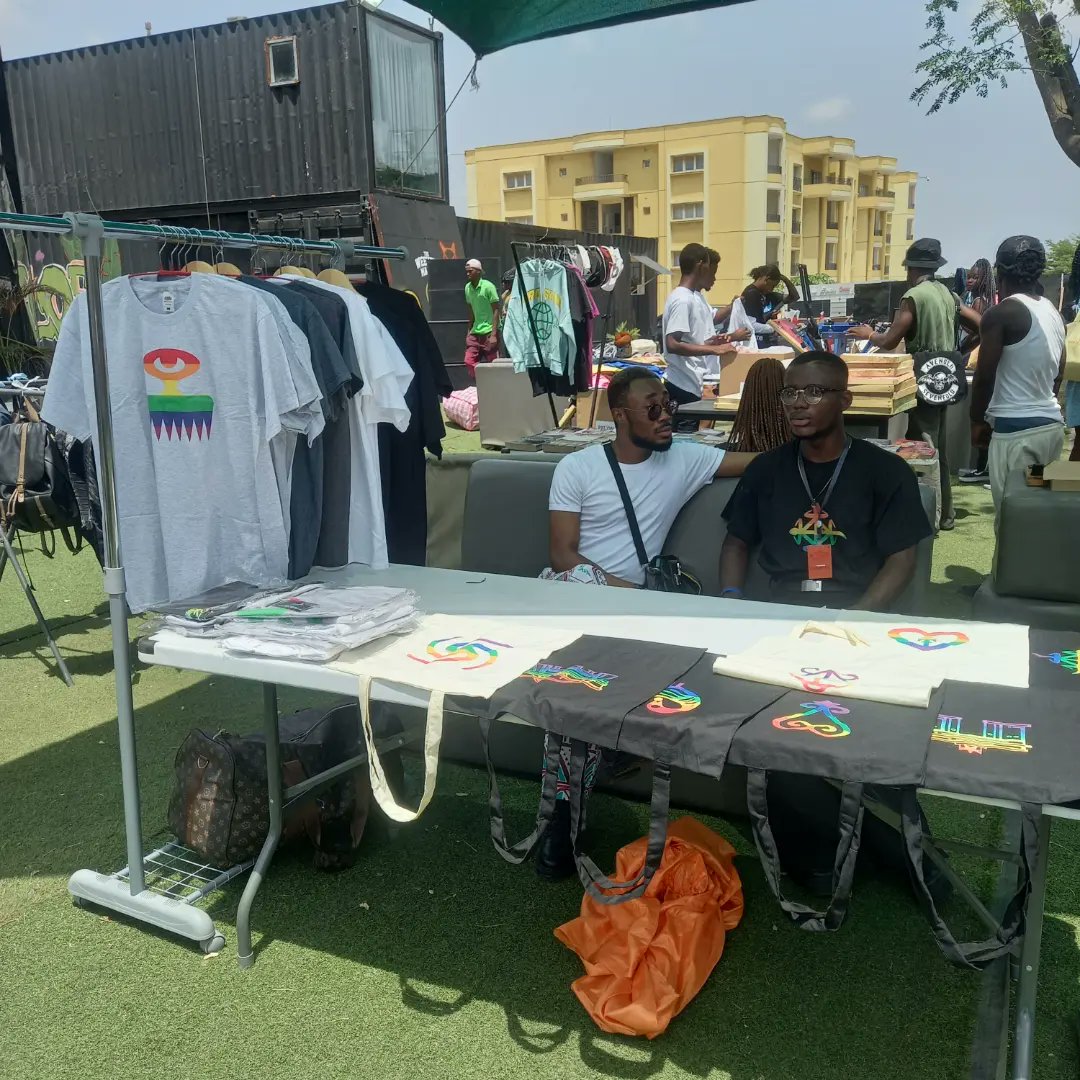 WE'RE OUTSIDE!🇬🇭🌈

Be sure to find our stand at the @theweekendmarket.tfr 
Totes and Shirts with different varieties of Ghanaian Adrinkra symbols and landmarks. We can't wait to have you.🤗