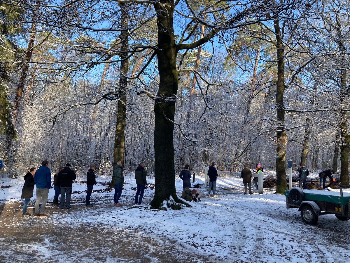 Vandaag werden 17.000 boompjes uitgedeeld. Mooie actie van <a href="/boom_plan/">Plan Boom</a> Utrecht. Mogelijk gemaakt door <a href="/ProvUtrecht/">Provincie Utrecht</a>, uitgevoerd door <a href="/NMU_/">Natuur en Milieufederatie Utrecht</a> en <a href="/LandschErfgoed/">Landschap Erfgoed Utrecht</a>. Bedankt voor het meehelpen <a href="/Josja_NMU/">Josja Veraart</a>, <a href="/IvoBrautigam/">Ivo Brautigam</a> en <a href="/MirjamSterk/">Mirjam Sterk</a>! Op naar 600.000 extra bomen in de provincie!