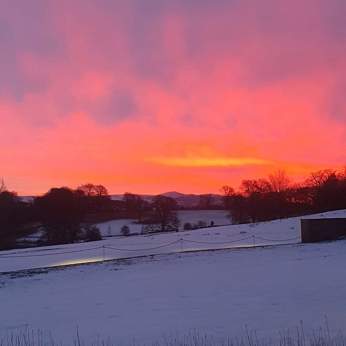 💗𝐏𝐑𝐄𝐓𝐓𝐘 𝐈𝐍 𝐏𝐈𝐍𝐊💗 What a way to wake up at The Coniston this morning! Thanks to our very own Flo for the fab pic! 👏 #theconistonhotel #conistonhotel #yorkshire #yorkshiredales #hotel #restaurant #spa #sunrise #morning #snow #pinksky