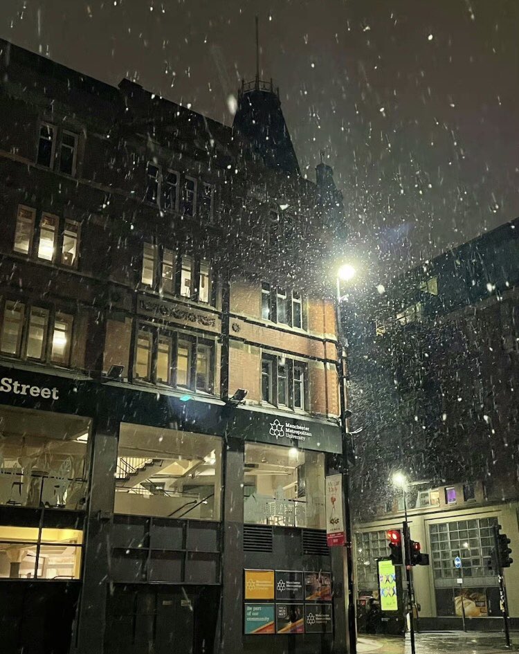 heywoodppp's tweet photo. The terrible snow last night forced me to stay at home. https://t.co/0ex0XP6v9d