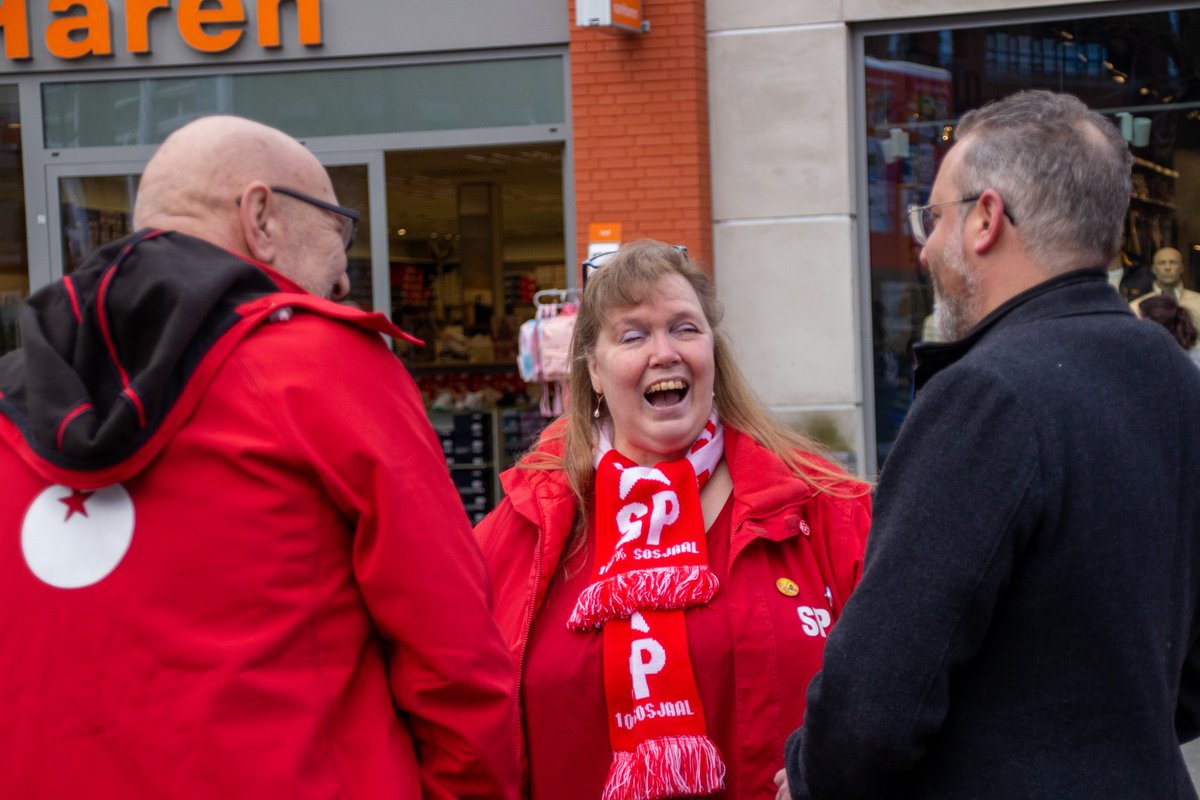 SPHelmond's tweet image. Vandaag waren de kandidaten van @sp_noordbrabant in Helmond aanwezig. Op de markt gingen ze in gesprek over hun standpunten. Ook konden wensen over de nog te besteden 2.2 miljard worden genoteerd.
Goedkopere boodschappen, lagere vaste lasten.
Stem 15 maart SP Noord-Brabant!