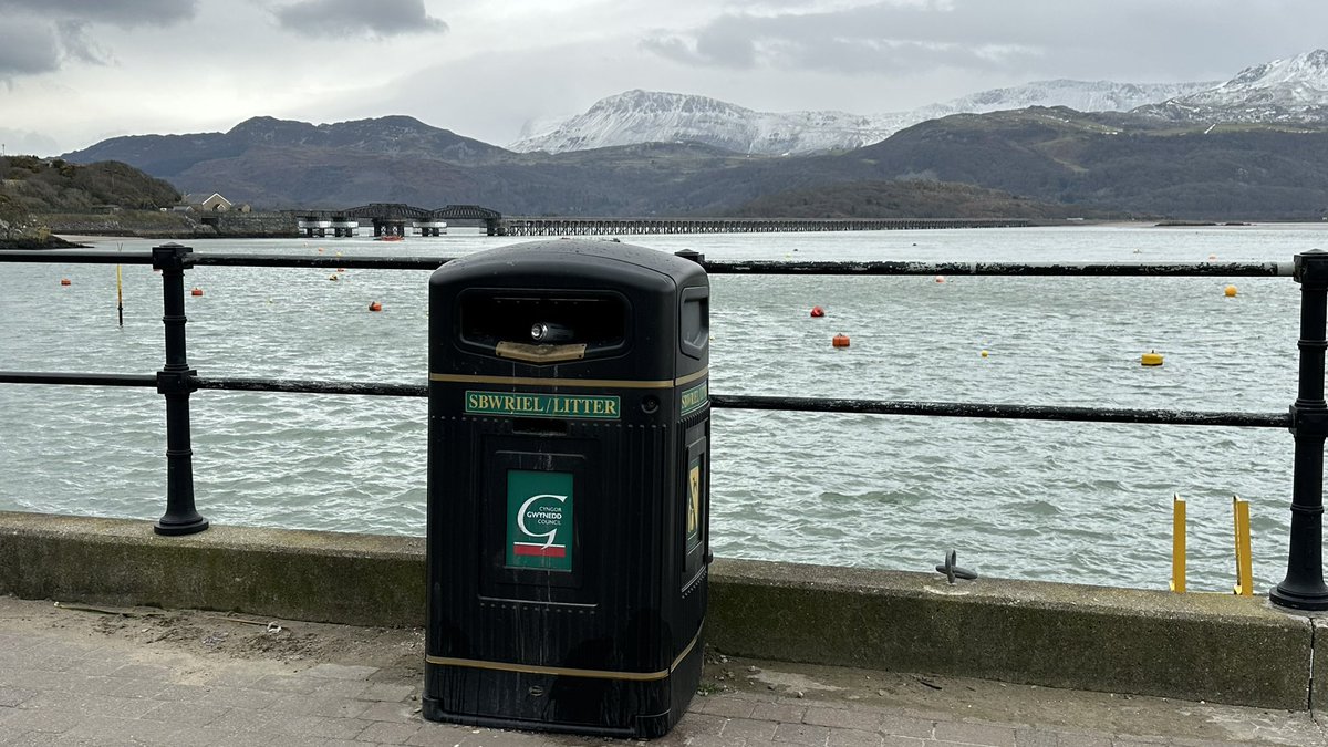 MBowater's tweet photo. No one ever takes a picture of the bin #Barmouth #binlove #snow https://t.co/1pGm8HPoeW