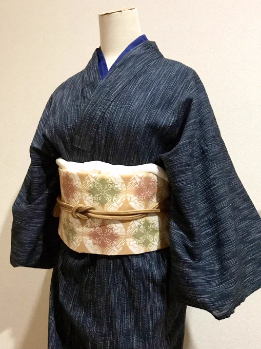 国広くんイメージの帯、二部式お太鼓作り帯に仕立てました!反物染めてみて「お太鼓にしたら良いだろうな〜」と思ったのと、取り外せるお太鼓帯作ってみたかったので…着物は国広くんぽい夏着物で合わせてみました 