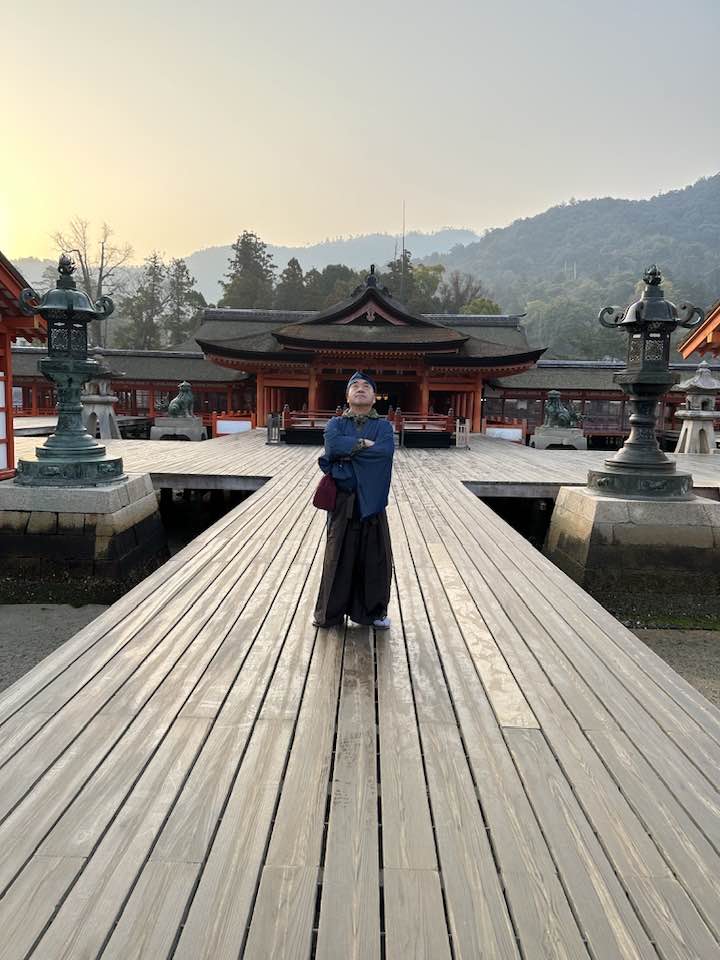 kubotatu's tweet photo. https://t.co/7KHFgQyW74
今日の「厳島神社2」
早朝から人がいない境内をそろりと歩く。
大和朝廷から移ってきた古の都、平清盛が源氏の鶴岡八幡宮、藤原の春日大社に対抗して作った権力の証、厳島神社。
諸行無情、驕れるもの者久しからずと琵琶は奏でるが、太鼓で猛り狂った鼓動の方がこの都に合って https://t.co/jsSbhMJLEw