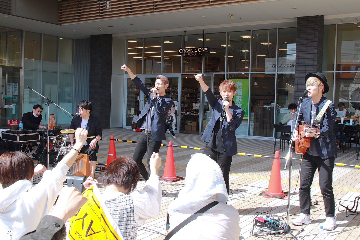 honokorira's tweet photo. 御影クラッセSTAYZ(ステイジ)ライブ初めてゆっくり聴かせてもらいました、ノリが良く楽しいライブ、この日ワンマンライブのチケットも発売になりました‼️㊗️
#STAYZ
#御影クラッセ https://t.co/qZlHT1lrpw