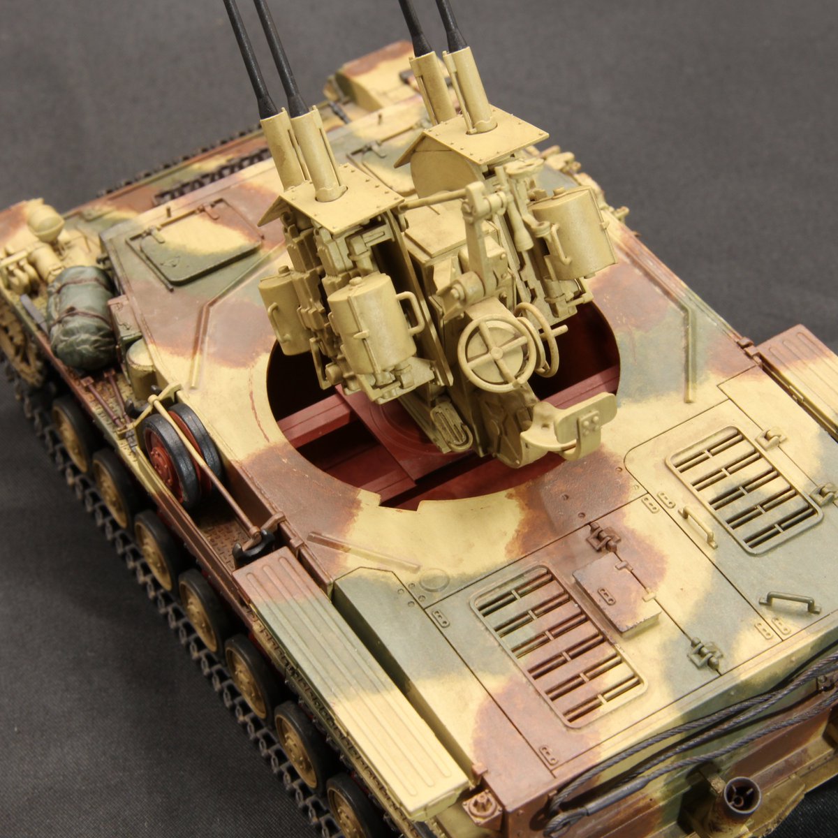 もともと44年10月生産車を作ろうとして主にシュルツェン周りの都合で放棄していたのですが今回リフレッシュ
一部いじくって仕様を合わせてあります

砲塔は装甲上端を薄くしたほか、砲塔に機関砲をマウントしていたのを改め、実車同様車体に梁を通してそこに機関砲を乗せています