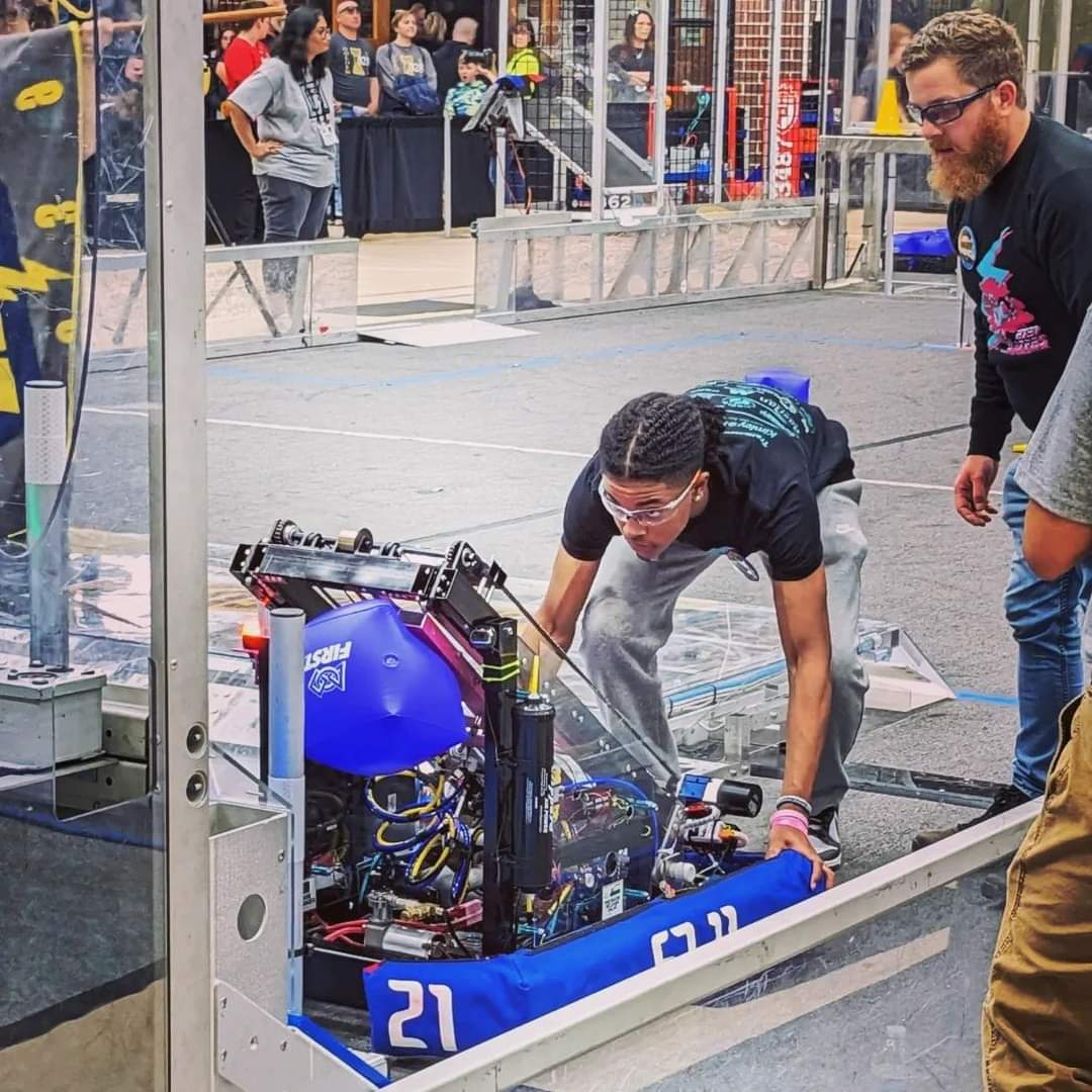 FRC6721's tweet photo. More Adventures in the North!
Fast battery swaps, focused drivers, autonomous alignment, and human player cubes!
#omgrobots #INMIS
#ChargedUp #FINFAM https://t.co/g4zQEe7Zxb